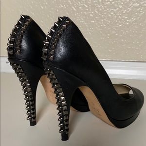 BCBG SIPKE PUMPS